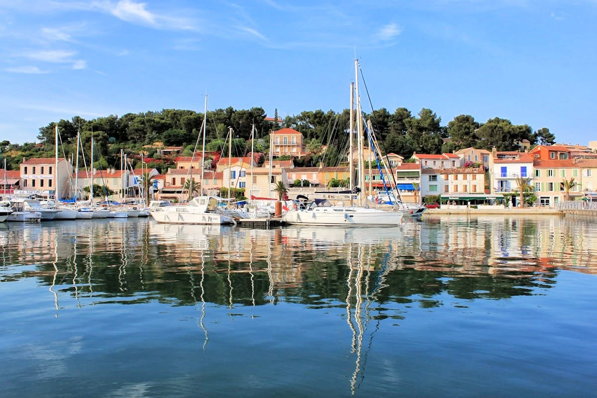 Le port et les façades colorées de Saint-Mandrier-sur-Mer